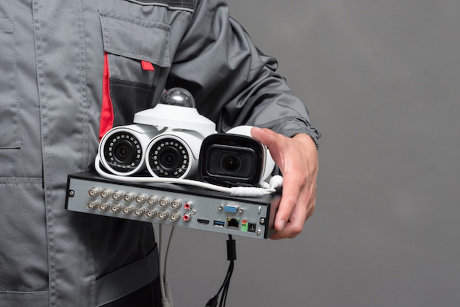 Técnico TecnoMovy com kit de câmeras e DVR